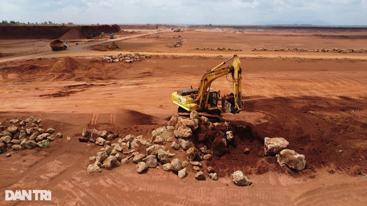 Các đơn vị thi công đang tiếp tục tập trung triển khai các khu vực đường cất hạ cánh, đường lăn, sân đỗ máy bay và các khu vực bố trí các dự án thành phần 1, 2, 4 theo đúng kế hoạch nhằm đảm bảo khởi công đồng bộ các hạng mục chính sắp tới. Các đơn vị thi công đang tiếp tục tập trung triển khai các khu vực đường cất hạ cánh, đường lăn, sân đỗ máy bay và các khu vực bố trí các dự án thành phần 1, 2, 4 theo đúng kế hoạch nhằm đảm bảo khởi công đồng bộ các hạng mục chính sắp tới.