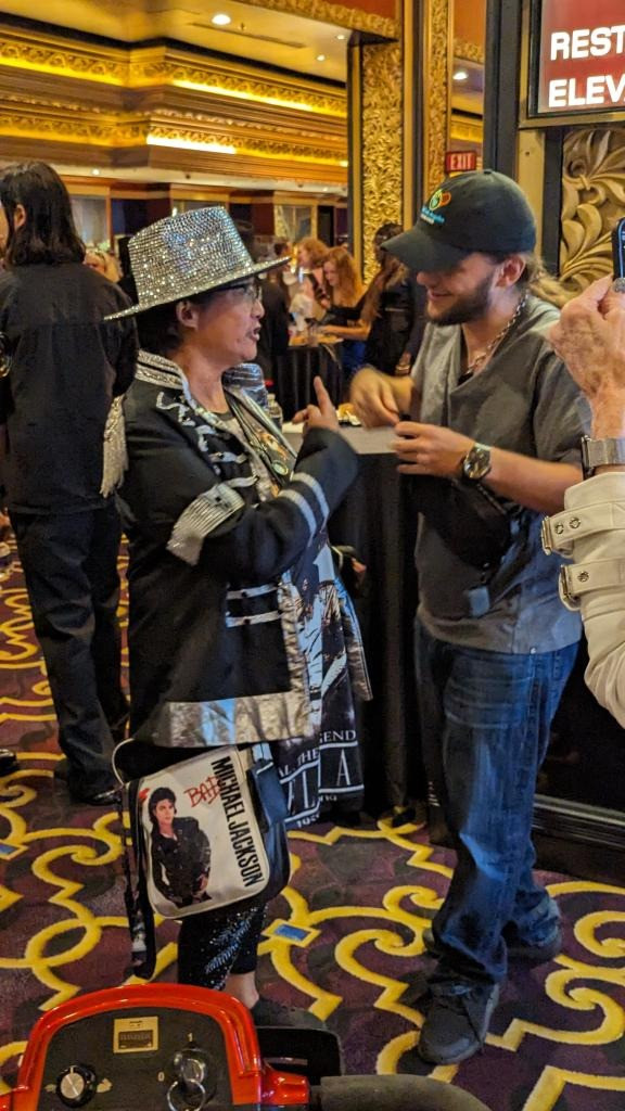 Prince có tính cách vui vẻ, thân thiện, không ngại tương tác với các vị khách. Ảnh: SplashNews.com. Prince có tính cách vui vẻ, thân thiện, không ngại tương tác với các vị khách. Ảnh: SplashNews.com.