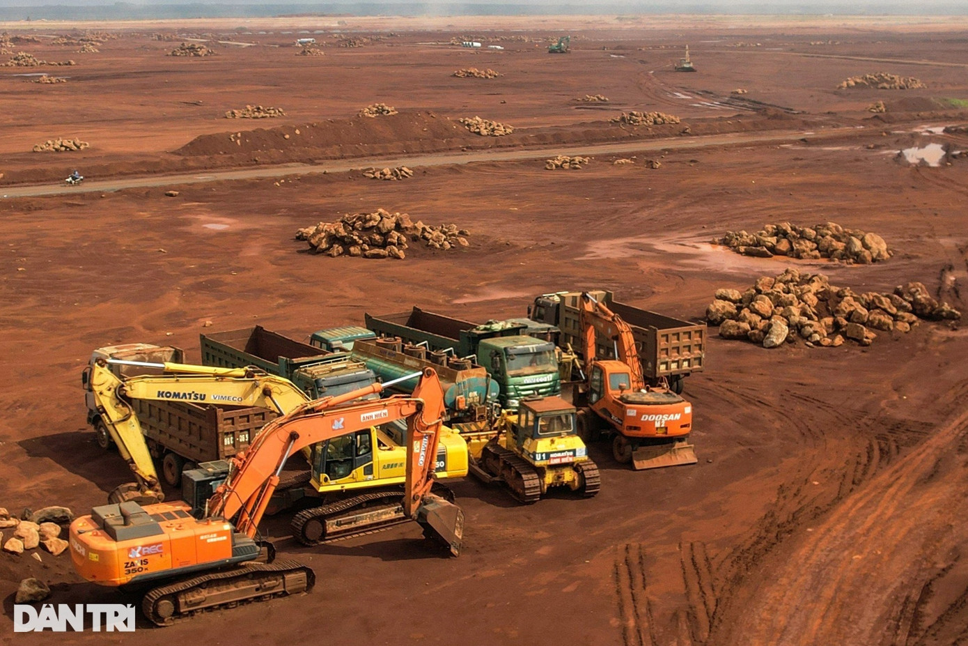 Trong quá trình đào đất, san nền, liên danh nhà thầu thu gom khối lượng đá rất lớn. Toàn bộ đá thuộc sở hữu của Nhà nước, được Sở Tài nguyên và Môi trường quản lý. Dự kiến khối lượng đá sẽ được Sở Tài nguyên Môi trường tỉnh Đồng Nai đề xuất phương án xử lý theo quy định pháp luật. Trong quá trình đào đất, san nền, liên danh nhà thầu thu gom khối lượng đá rất lớn. Toàn bộ đá thuộc sở hữu của Nhà nước, được Sở Tài nguyên và Môi trường quản lý. Dự kiến khối lượng đá sẽ được Sở Tài nguyên Môi trường tỉnh Đồng Nai đề xuất phương án xử lý theo quy định pháp luật.