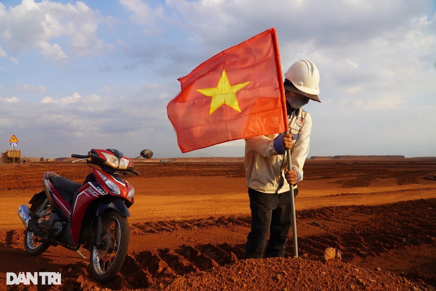 Gói thầu số 3.4 thi công xây dựng công trình san nền và thoát nước; khảo sát, thiết kế bản vẽ thi công là gói thầu thuộc Dự án thành phần 3 (các công trình thiết yếu trong cảng hàng không) thuộc Dự án Đầu tư xây dựng Cảng hàng không quốc tế Long Thành giai đoạn 1. Gói thầu số 3.4 thi công xây dựng công trình san nền và thoát nước; khảo sát, thiết kế bản vẽ thi công là gói thầu thuộc Dự án thành phần 3 (các công trình thiết yếu trong cảng hàng không) thuộc Dự án Đầu tư xây dựng Cảng hàng không quốc tế Long Thành giai đoạn 1.