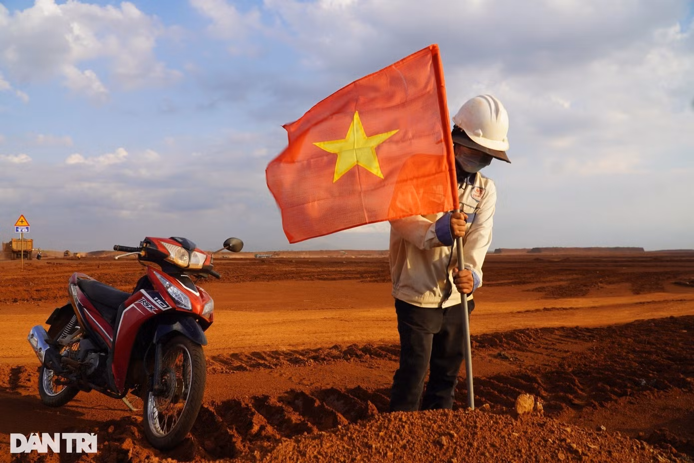 Gói thầu số 3.4 thi công xây dựng công trình san nền và thoát nước; khảo sát, thiết kế bản vẽ thi công là gói thầu thuộc Dự án thành phần 3 (các công trình thiết yếu trong cảng hàng không) thuộc Dự án Đầu tư xây dựng Cảng hàng không quốc tế Long Thành giai đoạn 1. Gói thầu số 3.4 thi công xây dựng công trình san nền và thoát nước; khảo sát, thiết kế bản vẽ thi công là gói thầu thuộc Dự án thành phần 3 (các công trình thiết yếu trong cảng hàng không) thuộc Dự án Đầu tư xây dựng Cảng hàng không quốc tế Long Thành giai đoạn 1.