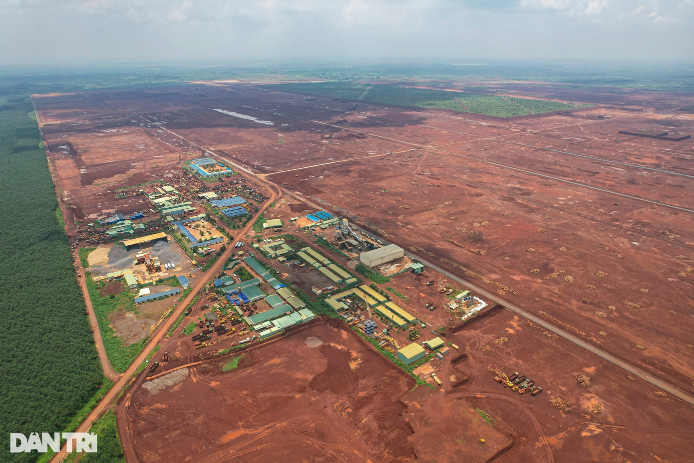 Theo đại diện Tổng công ty Xây dựng Trường Sơn, đại diện liên danh nhà thầu, cho biết, đơn vị đang tranh thủ thời tiết thuận lợi nắng nhiều, ít mưa để tăng ca tăng kíp, đẩy nhanh tiến độ gói thầu. Hiện nay, khối lượng thi công đào đắp đã đạt 105 triệu khối/115 triệu khối, hoàn thành 91% khối lượng. Dự kiến cuối năm nay sẽ hoàn thành gói thầu 3.4. Theo đại diện Tổng công ty Xây dựng Trường Sơn, đại diện liên danh nhà thầu, cho biết, đơn vị đang tranh thủ thời tiết thuận lợi nắng nhiều, ít mưa để tăng ca tăng kíp, đẩy nhanh tiến độ gói thầu. Hiện nay, khối lượng thi công đào đắp đã đạt 105 triệu khối/115 triệu khối, hoàn thành 91% khối lượng. Dự kiến cuối năm nay sẽ hoàn thành gói thầu 3.4.