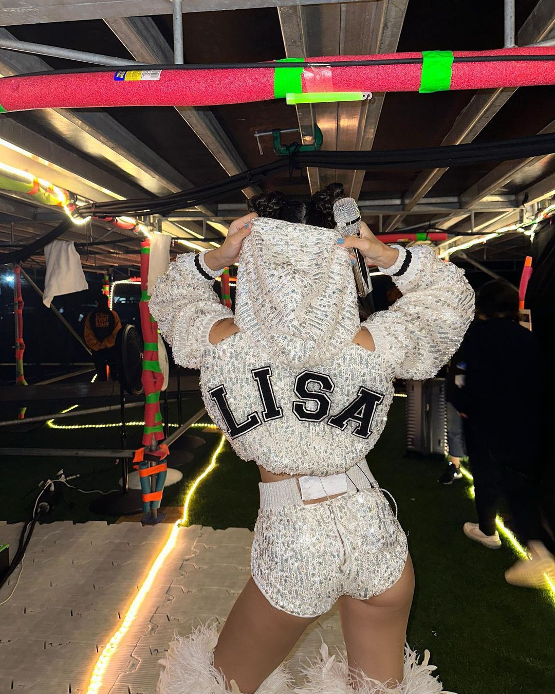 Bên cạnh đó, không ít fan ủng hộ Lisa theo phong cách gợi cảm. Họ nhận định khán giả vẫn có cái nhìn định kiến rằng idol Kpop phải giữ hình ảnh trong sáng, ngoan hiền, trong khi việc khoe điểm mạnh hình thể là quyền của mỗi người. Theo người hâm mộ, so với các nghệ sĩ Âu - Mỹ, độ hở của Lisa chưa thấm vào đâu.