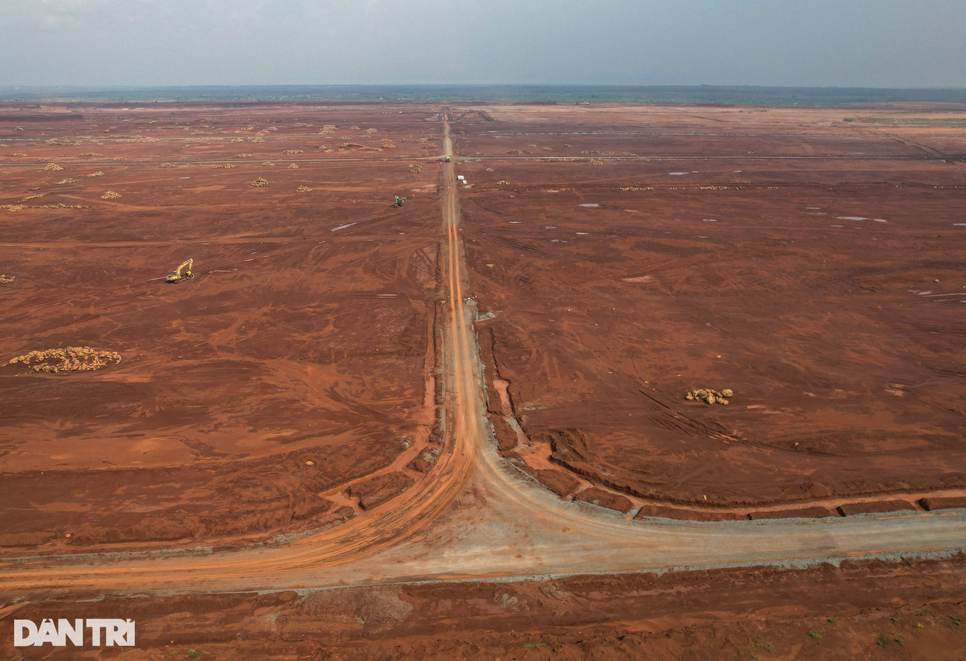 Những ngày cuối tháng 8, theo ghi nhận của phóng viên Dân trí, tại đại công trường Cảng hàng không quốc tế Long Thành (sân bay Long Thành) ở xã Bình Sơn, huyện Long Thành (Đồng Nai) việc thi công gói thầu san nền thoát nước đã gần hoàn thành, tạo nên một bề mặt bằng phẳng rộng lớn. Những ngày cuối tháng 8, theo ghi nhận của phóng viên Dân trí, tại đại công trường Cảng hàng không quốc tế Long Thành (sân bay Long Thành) ở xã Bình Sơn, huyện Long Thành (Đồng Nai) việc thi công gói thầu san nền thoát nước đã gần hoàn thành, tạo nên một bề mặt bằng phẳng rộng lớn.