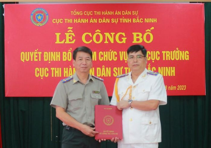 Cục trưởng THADS tỉnh Bắc Ninh trao quyết định bổ nhiệm tới tân Phó Cục trưởng Vũ Hồng Thắng. Ảnh: PLVN.