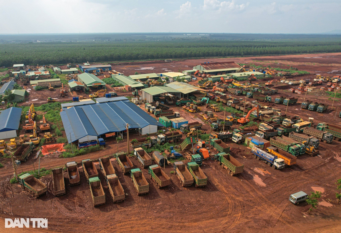 Giai đoạn cao điểm mùa khô năm 2022-2023, liên danh nhà thầu huy động đến công trường hơn 1.800 máy móc, xe, thiết bị; thi công liên tục 24/24 giờ. Đến nay, cơ bản công việc hoàn thành, liên danh đang hoàn thiện mặt bằng khu vực gói thầu 5.10 để xây dựng Nhà ga hành khách. Giai đoạn cao điểm mùa khô năm 2022-2023, liên danh nhà thầu huy động đến công trường hơn 1.800 máy móc, xe, thiết bị; thi công liên tục 24/24 giờ. Đến nay, cơ bản công việc hoàn thành, liên danh đang hoàn thiện mặt bằng khu vực gói thầu 5.10 để xây dựng Nhà ga hành khách.