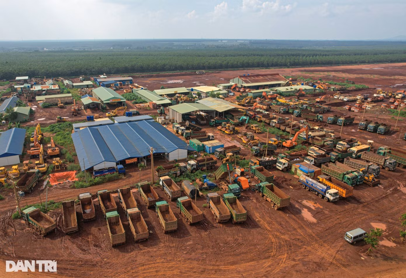 Giai đoạn cao điểm mùa khô năm 2022-2023, liên danh nhà thầu huy động đến công trường hơn 1.800 máy móc, xe, thiết bị; thi công liên tục 24/24 giờ. Đến nay, cơ bản công việc hoàn thành, liên danh đang hoàn thiện mặt bằng khu vực gói thầu 5.10 để xây dựng Nhà ga hành khách. Giai đoạn cao điểm mùa khô năm 2022-2023, liên danh nhà thầu huy động đến công trường hơn 1.800 máy móc, xe, thiết bị; thi công liên tục 24/24 giờ. Đến nay, cơ bản công việc hoàn thành, liên danh đang hoàn thiện mặt bằng khu vực gói thầu 5.10 để xây dựng Nhà ga hành khách.