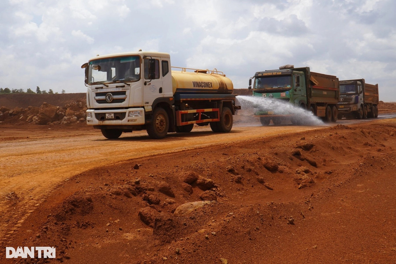 Ghi nhận tại công trường, dù đang mùa mưa nhưng các xe tưới nước cũng thường xuyên được triển khai để giảm bụi trong quá trình thi công, có thể gây ảnh hưởng tới các khu vực dân cư xung quanh dự án. Ghi nhận tại công trường, dù đang mùa mưa nhưng các xe tưới nước cũng thường xuyên được triển khai để giảm bụi trong quá trình thi công, có thể gây ảnh hưởng tới các khu vực dân cư xung quanh dự án.