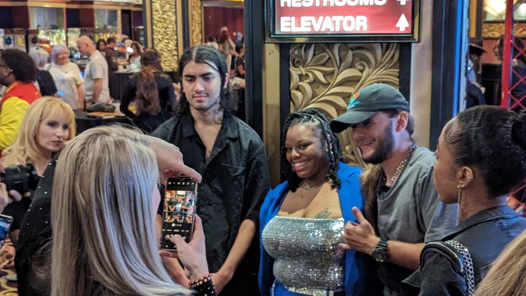 Hai con trai Michael Jackson giao lưu với người hâm mộ tại Mandalay Bay. Ảnh: SplashNews.com. Hai con trai Michael Jackson giao lưu với người hâm mộ tại Mandalay Bay. Ảnh: SplashNews.com.