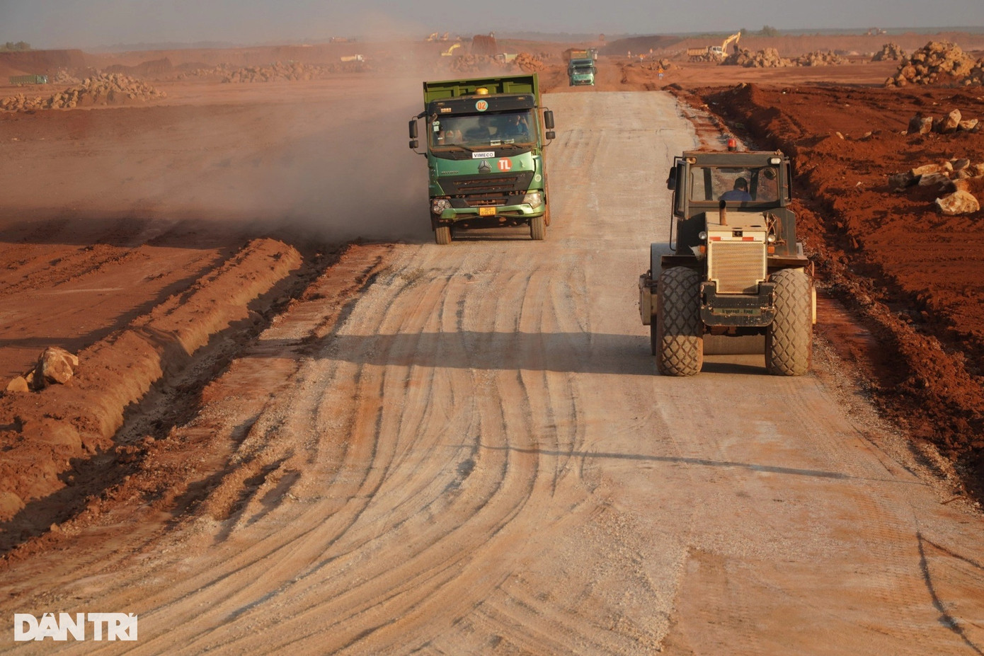 Quá trình san nền sân bay Long Thành, các đơn vị ưu tiên làm trước tại những khu vực sắp triển khai những gói thầu tiếp theo, đặc biệt là phần diện tích xây dựng nhà ga; đường cất, hạ cánh; sân đỗ tàu bay. Điều này tạo thuận lợi cho việc thi công các gói thầu kế tiếp, đặc biệt là nhà ga hành khách dự kiến khởi công vào ngày 31/8. Quá trình san nền sân bay Long Thành, các đơn vị ưu tiên làm trước tại những khu vực sắp triển khai những gói thầu tiếp theo, đặc biệt là phần diện tích xây dựng nhà ga; đường cất, hạ cánh; sân đỗ tàu bay. Điều này tạo thuận lợi cho việc thi công các gói thầu kế tiếp, đặc biệt là nhà ga hành khách dự kiến khởi công vào ngày 31/8.