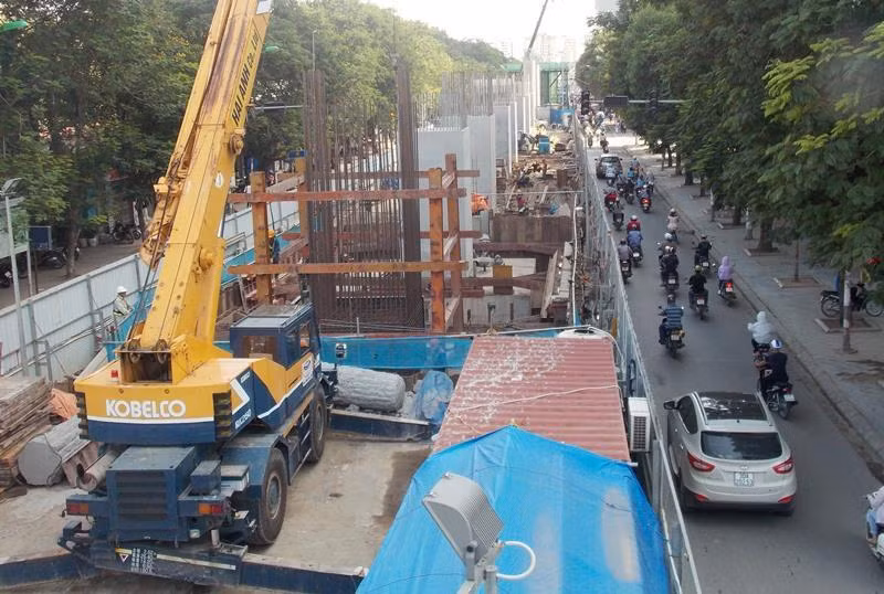 Các công trình trọng điểm cấp bách, trong quá trình thi công phải bảo đảm yêu cầu 3 tại chỗ (làm việc tại chỗ, ăn tại chỗ, nghỉ ngơi tại chỗ); chỉ được thi công xây dựng sau khi cơ quan có thẩm quyền phê duyệt.