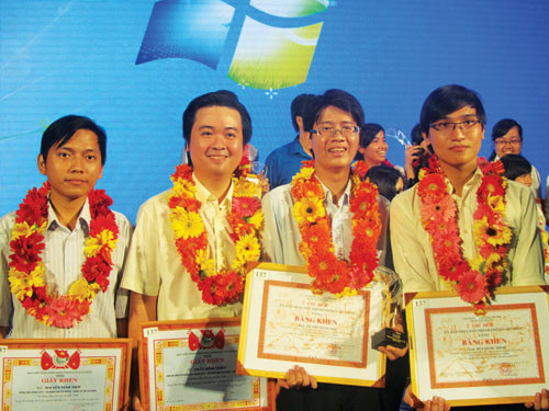 Nhóm SV Trường ĐH Khoa học tự nhiên (ĐH Quốc gia TP.HCM) nhận giải thưởng Sinh viên nghiên cứu khoa học - Eureka lần thứ 14. Ảnh: Nhân vật cung cấp. Nhóm SV Trường ĐH Khoa học tự nhiên (ĐH Quốc gia TP.HCM) nhận giải thưởng Sinh viên nghiên cứu khoa học - Eureka lần thứ 14. Ảnh: Nhân vật cung cấp