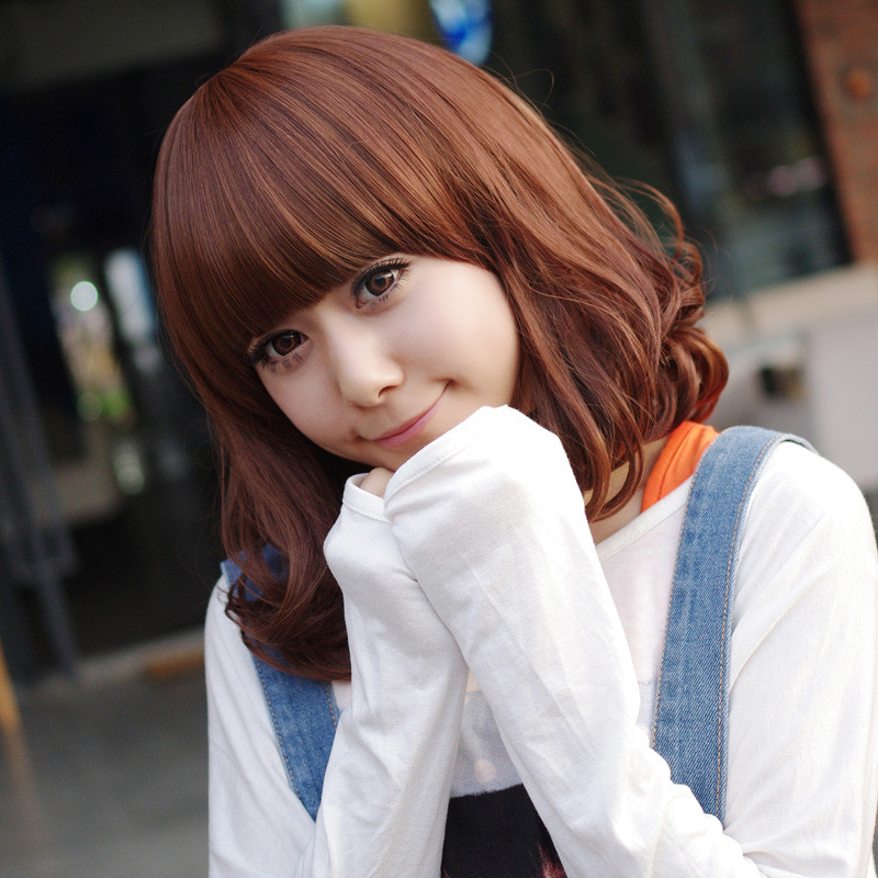 Mái tóc ngang với phần đuôi tóc được uốn xoăn và đánh rối một cách tự nhiên sẽ là phù hợp nhất với những cô nàng công sở. Mái tóc được ép thẳng và ốp vào mặt sẽ phù hợp với những cô gái có gương mặt tròn. Kiểu tóc đơn giản với đuôi tóc ở mang tai dược làm cụp vào trong, ôm lấy gương mặt. Với kiểu tóc này trông bạn thật dễ thương, trẻ trung.