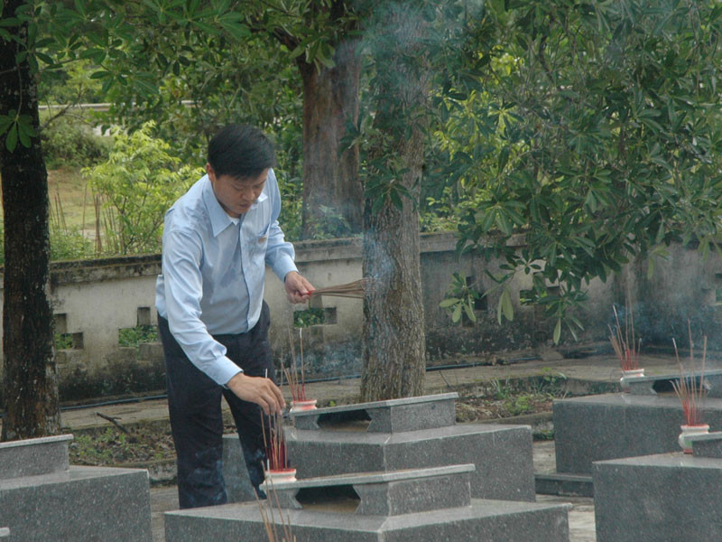Chủ tịch Hội đồng thành viên Bạch Ngọc Du thắp hương trên từng ngôi mộ
