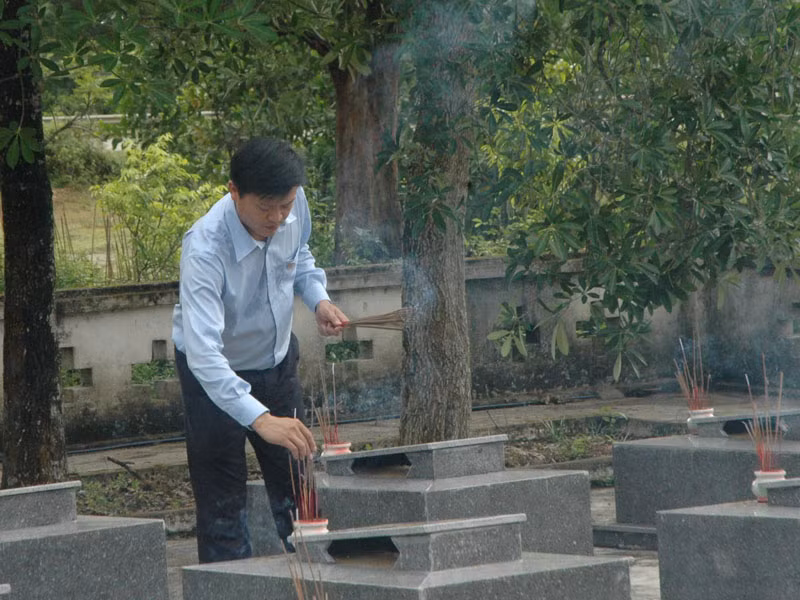 Chủ tịch Hội đồng thành viên Bạch Ngọc Du thắp hương trên từng ngôi mộ