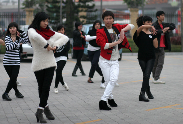 Cùng với những động tác nhanh mạnh là những động tác thể hiện sự dẻo dai