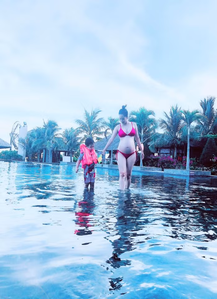 Bà bầu tháng 8 Khánh Thy khoe ảnh bikini quyến rũ bên chồng con ảnh 4
