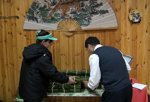 Gói bánh chưng cho công nhân đón Tết
