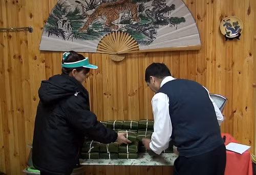 Gói bánh chưng cho công nhân đón Tết