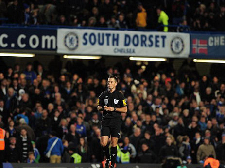 Clattenburg đã có nhiều quyết định khó hiểu ở Stamford Bridge. Ảnh: AP Clattenburg đã có nhiều quyết định khó hiểu ở Stamford Bridge
