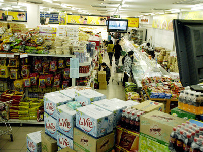 Các siêu thị tích cực tham gia bình ổn giá	Ảnh: Phạm Yên