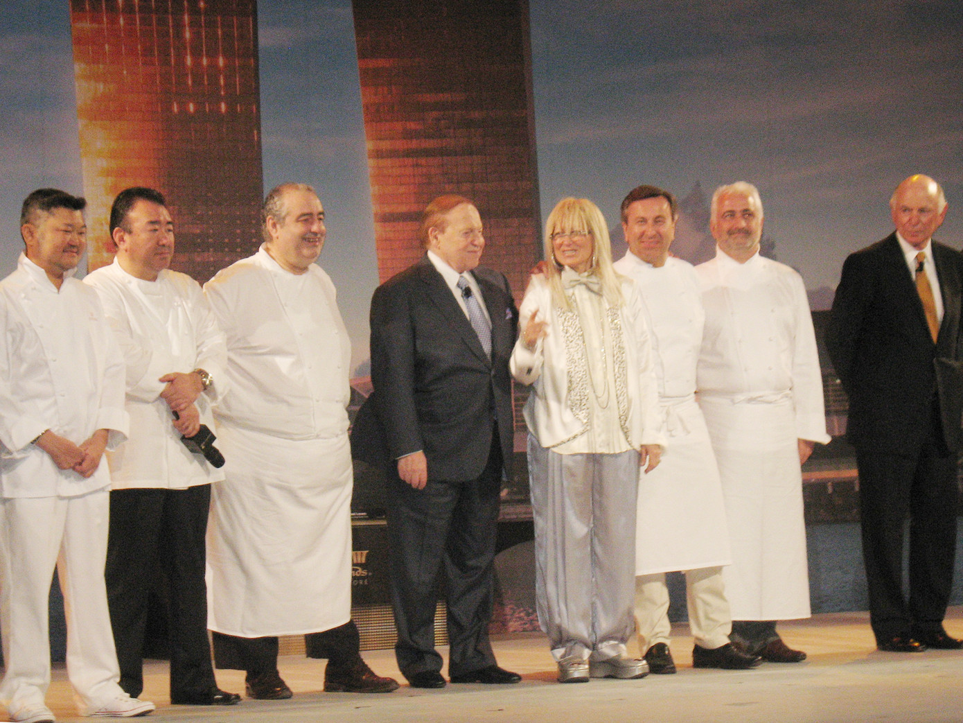 Tỷ phú Sheldon Adelson và phu nhân (giữa) cùng 5 đầu bếp nổi tiếng thế giới. Ảnh: Đ.P