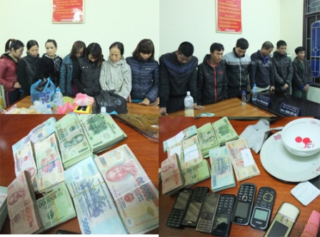 Các con bạc và tang vật vụ án. Ảnh: Báo Thanh Tra Các con bạc và tang vật vụ án