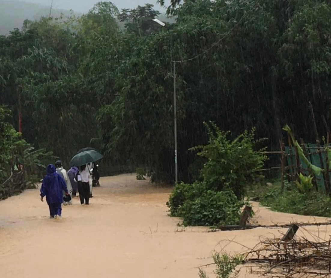 Tại xã Trường Sơn, huyện Quảng Ninh có nhiều bản làng đã bị nước lũ chia cắt hoàn toàn. Trên tuyến đường Hồ Chí Minh nhánh Tây đoạn qua xã này cũng bị sạt lở. Nhiều khối đá lớn từ trên cao rơi xuống đường chắn hết lối đi của xe ô tô.