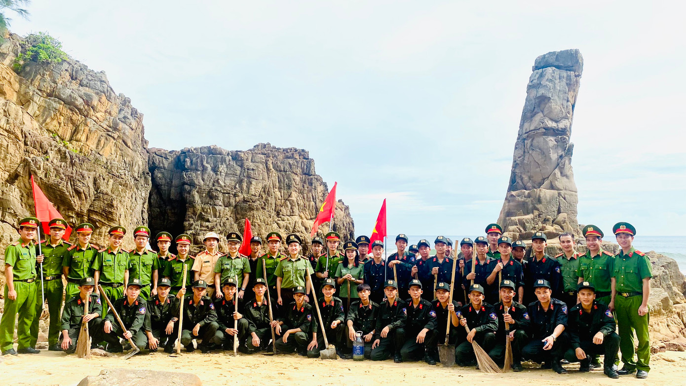 Tuổi trẻ Công an tỉnh Quảng Bình chung tay làm sạch môi trường biển.