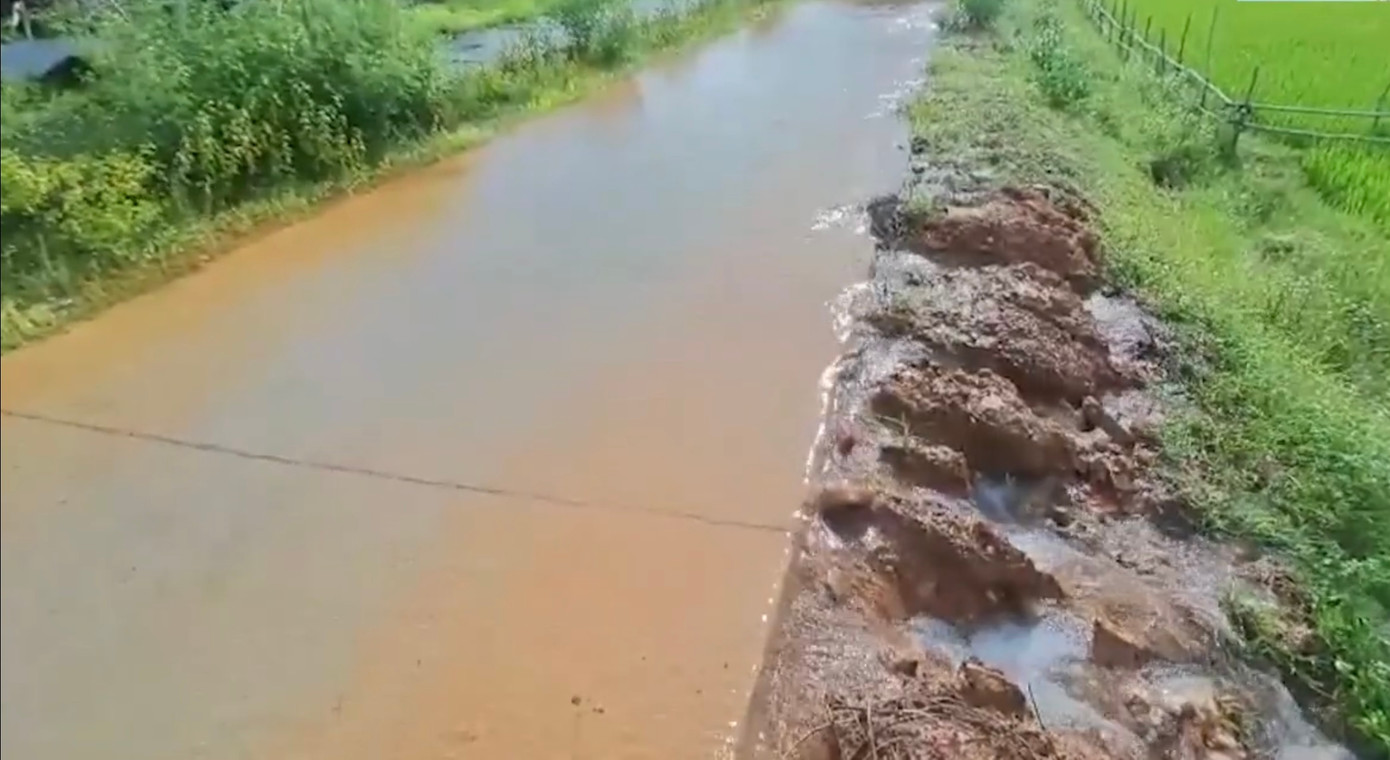 Ông Trần Hồng Quảng, Giám đốc Công ty TNHH MTV Khai thác công trình thuỷ lợi Quảng Bình cho biết: Kể từ khi đập tràn Rào Nan được đầu tư hơn 350 tỉ đồng để nâng cấp, nước dồi dào hơn, trong lúc hệ thống kênh mương bị xuống cấp nên không đáp ứng được công suất, khiến nước tràn ra ngoài. Công ty đã báo cáo lên tỉnh và trình phương án, trước mắt đầu tư 15 tỉ đồng để nâng bờ kênh mương lên thêm khoảng 60cm.