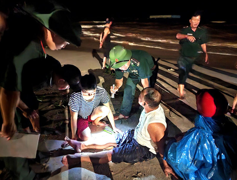 Chủ Nhà hàng bị thương trong lúc vật lộn với sóng nước để cứu nhà bè Chủ Nhà hàng bị thương trong lúc vật lộn với sóng nước để cứu nhà bè