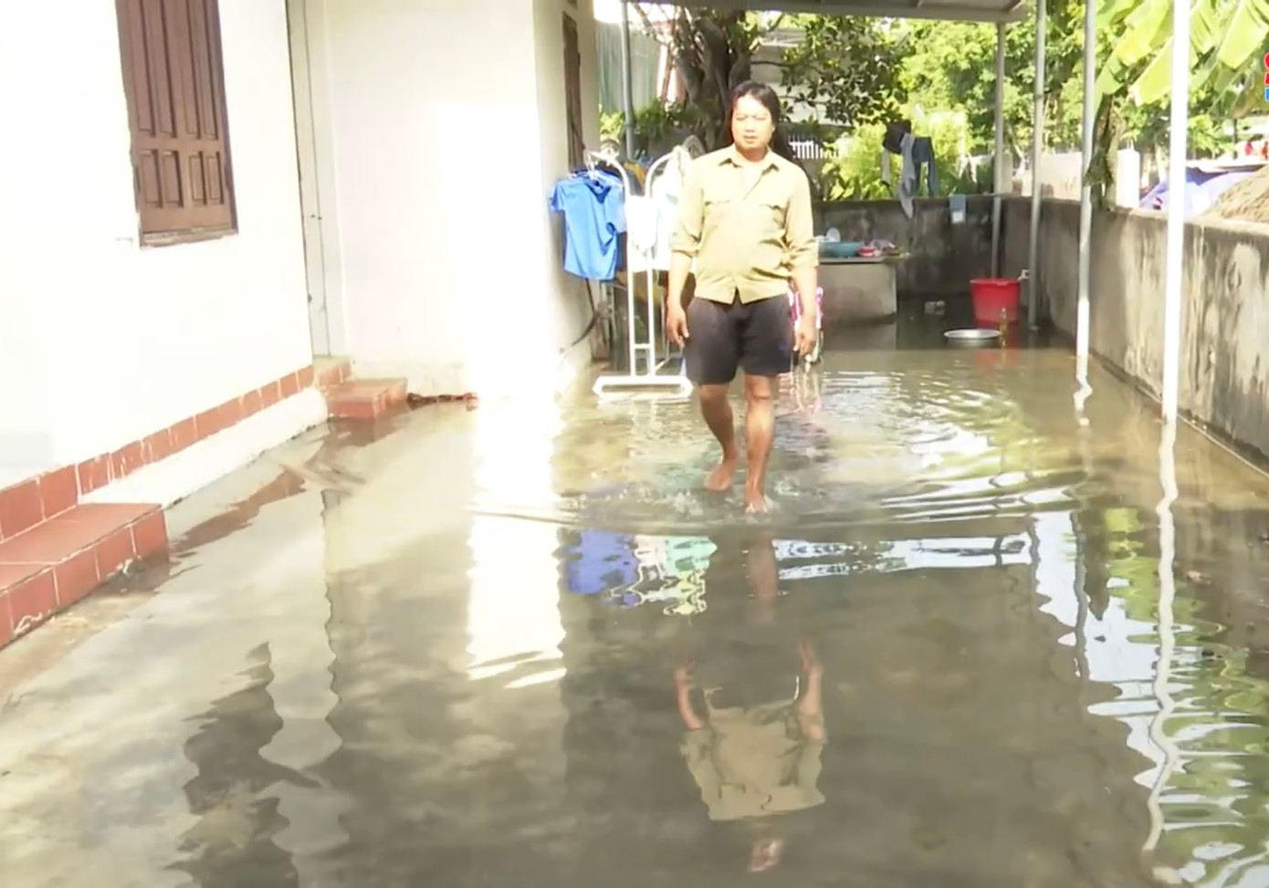 Nhiều hộ gia đình ở xã Quảng Sơn phải kê gạch làm lối đi trong sân, nhằm tránh bệnh ngoài da.