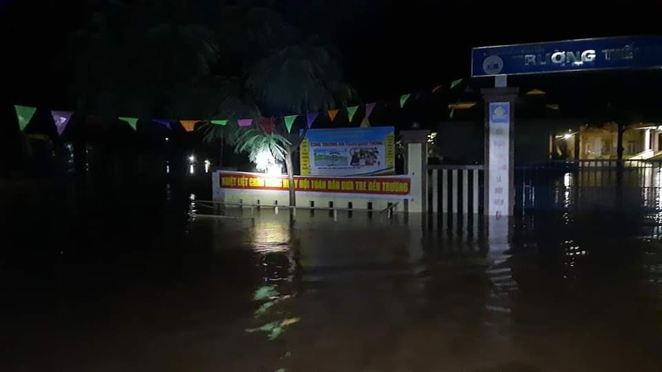 Theo thông tin từ Ban chỉ huy phòng chống lụt bão và tìm kiếm cứu nạn (PCLB&TKCN) tỉnh Quảng Bình, trong đêm 25/9 nước lũ đã dâng cao ở nhiều nơi ở 2 huyện miền núi Minh Hoá và Tuyên Hoá, nhiều tuyến đường bị ách tắc, nhiều địa phương bị cô lập, trong đó có một số khu dân cư, trường học đã bị ngập nước. Theo thông tin từ Ban chỉ huy phòng chống lụt bão và tìm kiếm cứu nạn (PCLB&TKCN) tỉnh Quảng Bình, trong đêm 25/9 nước lũ đã dâng cao ở nhiều nơi ở 2 huyện miền núi Minh Hoá và Tuyên Hoá, nhiều tuyến đường bị ách tắc, nhiều địa phương bị cô lập, trong đó có một số khu dân cư, trường học đã bị ngập nước.