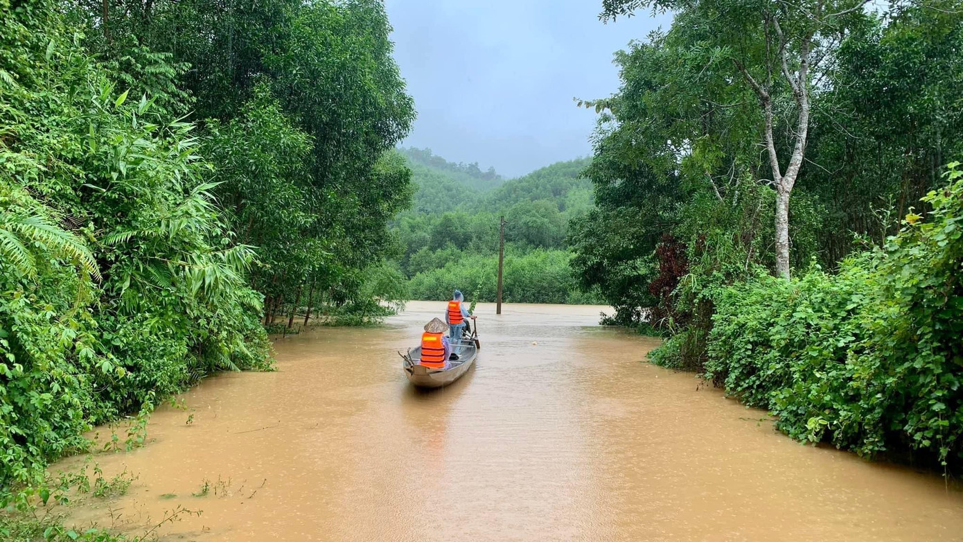 Nước lũ gây chia cắt nhiều địa bàn tại vùng miền núi tỉnh Quảng Bình. Nước lũ gây chia cắt nhiều địa bàn tại vùng miền núi tỉnh Quảng Bình.