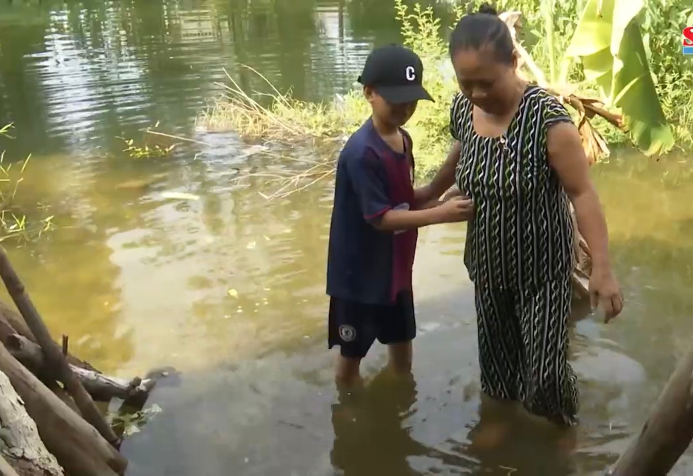 Gia đình bà Nguyễn Thị Nhượng, thôn Linh Cận Sơn, xã Quảng Sơn, thị xã Ba Đồn thường xuyên bị ngập lụt sân, vườn mỗi khi công trình thuỷ lợi Rào Nan tiến hành cấp nước. "Nước ngập thối đất, thối cát không làm gì được. Khu vườn trồng hoa màu của gia đình tôi giờ thành cái ao sình lầy, ruồi muỗi" - bà Nhượng nói.