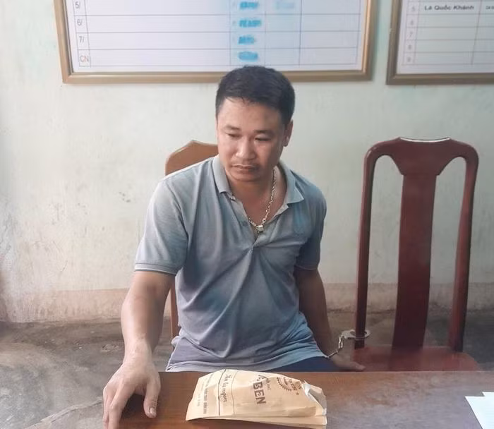 Sau khi gây án, Vinh đã mang dao đến Công an xã Quảng Châu tự thú
