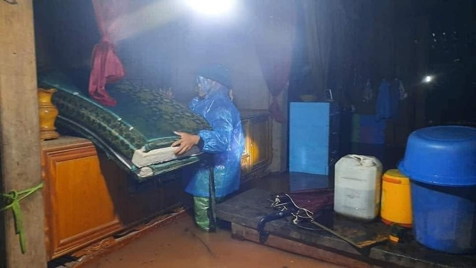 Cũng trong đêm, QL12A đoạn qua bản Y Leng, xã Dân Hoá đã bị sạt lở núi, khoảng 50m3 đất đá đổ sập xuống mặt đường khiến giao thông bị ách tắc. Trong ảnh: Đêm 25/9 đã có một số trường học và khu dân cư ở huyện Minh Hoá bị ngập lụt. Cũng trong đêm, QL12A đoạn qua bản Y Leng, xã Dân Hoá đã bị sạt lở núi, khoảng 50m3 đất đá đổ sập xuống mặt đường khiến giao thông bị ách tắc. Trong ảnh: Đêm 25/9 đã có một số trường học và khu dân cư ở huyện Minh Hoá bị ngập lụt.