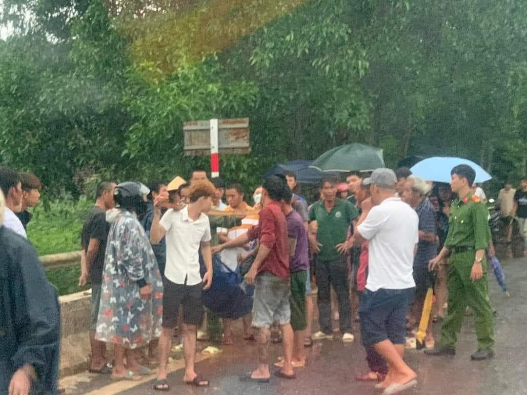 Gia đình đưa thi thể nạn nhân về nhà lo hậu sự