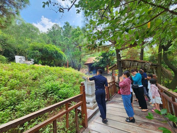 Du khách đến viếng mộ Đại tướng Võ Nguyên Giáp Du khách đến viếng mộ Đại tướng Võ Nguyên Giáp