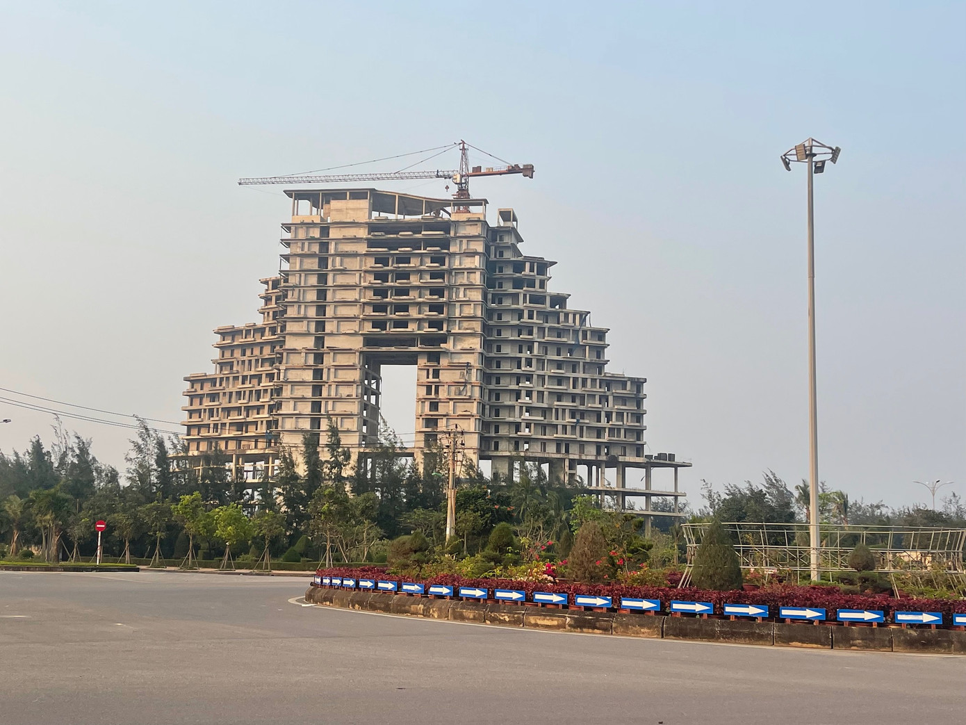 Dự án khách sạn 5 sao của Công ty CP Du lịch Sài Gòn Quảng Bình phơi mưa nắng do bất đồng quan điểm giữa chính quyền và nhà đầu tư, dẫn đến nợ hơn 10 tỷ đồng tiền thuế.