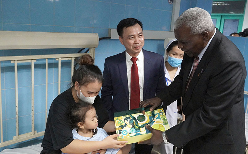 Chủ tịch Quốc hội Cuba thăm bệnh nhi đang điều trị tại bệnh viện.