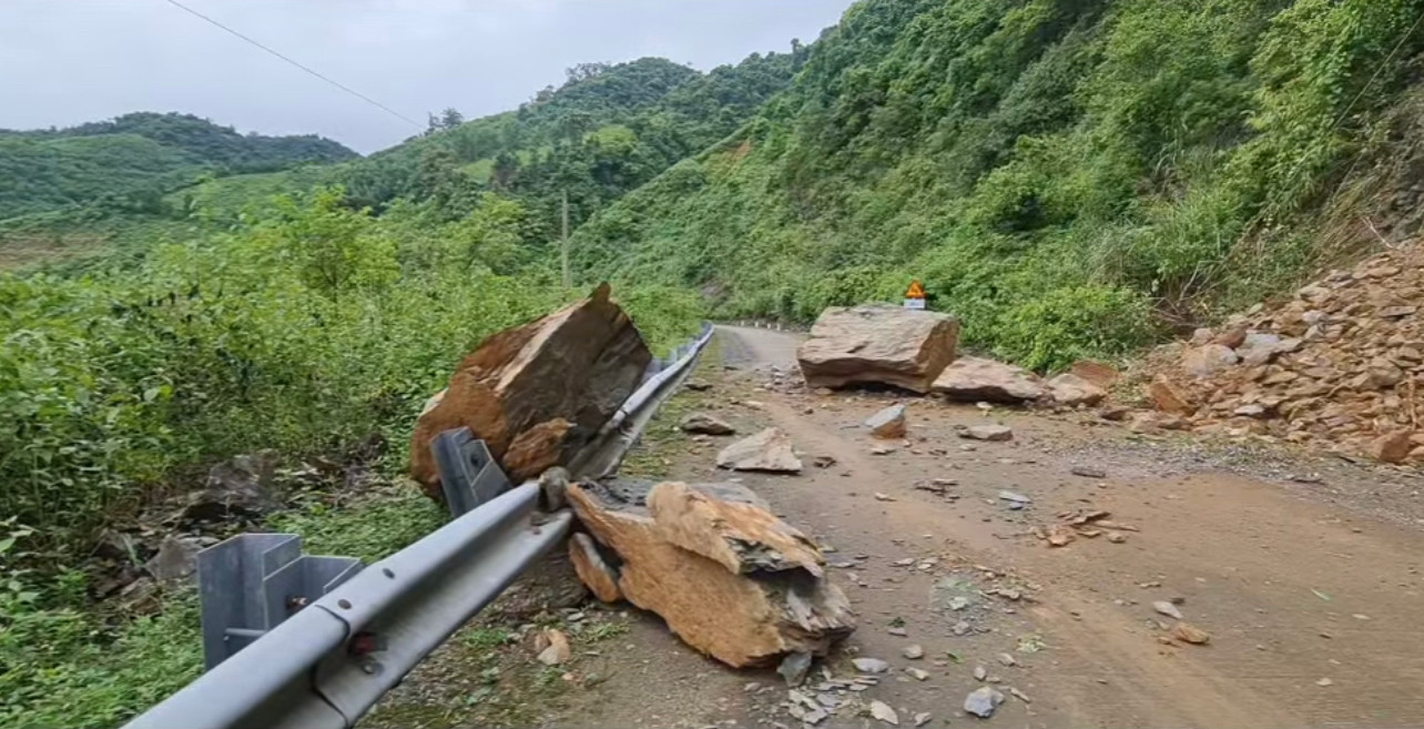 Đến chiều ngày 26/9, Sở Giao thông vân tải Quảng Bình cho biết, nhờ chuẩn bị các phương án ứng phó với lũ lụt từ trước, nên các điểm sạt lở đã được khắc phục; các tuyến giao thông bị ngập lụt có biển báo và có người hướng dẫn giao thông, nhằm tránh các tai nạn đáng tiếc xảy ra. Trong ảnh: Sạt lở núi trên QL12A và Nhánh Tây đường Hồ Chí Minh. Đến chiều ngày 26/9, Sở Giao thông vân tải Quảng Bình cho biết, nhờ chuẩn bị các phương án ứng phó với lũ lụt từ trước, nên các điểm sạt lở đã được khắc phục; các tuyến giao thông bị ngập lụt có biển báo và có người hướng dẫn giao thông, nhằm tránh các tai nạn đáng tiếc xảy ra. Trong ảnh: Sạt lở núi trên QL12A và Nhánh Tây đường Hồ Chí Minh.
