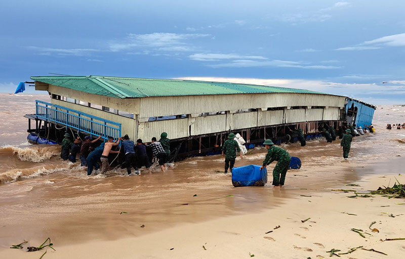 Lực lượng chức năng và nhân dân địa phương ứng cứu nhà hàng nổi trôi ra biển Lực lượng chức năng và nhân dân địa phương ứng cứu nhà hàng nổi trôi ra biển