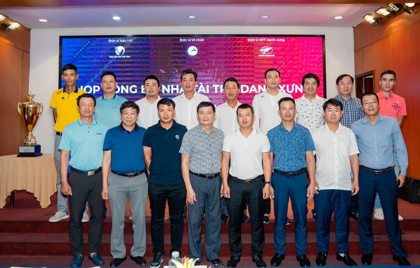 Ban tổ chức chụp ảnh kỷ niệm với các lãnh đội Ban tổ chức chụp ảnh kỷ niệm với các lãnh đội