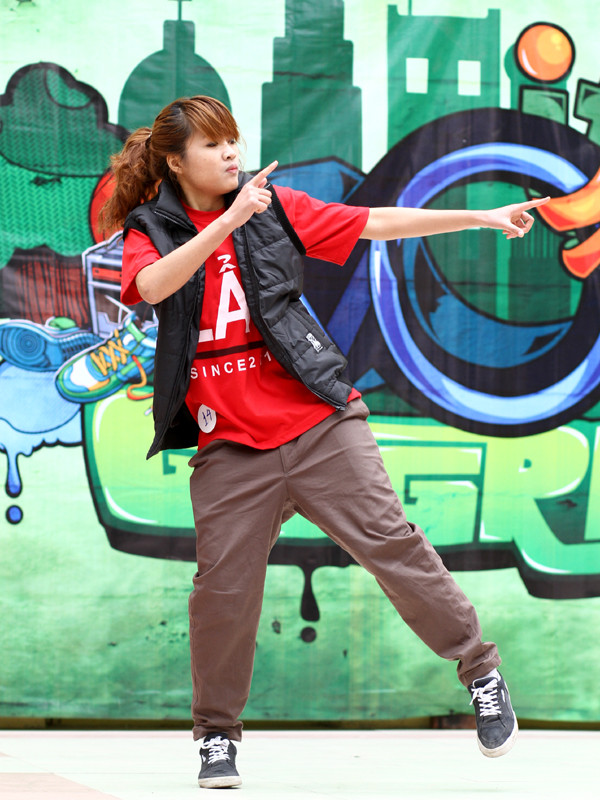 Sân đấu còn có sự hiện diện của bạn nữ