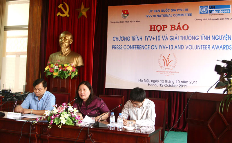 Bà Ruby Banez (áo tím), cán bộ chương trình của Chương trình Tình nguyện Liên hợp quốc phát biểu tại họp báo