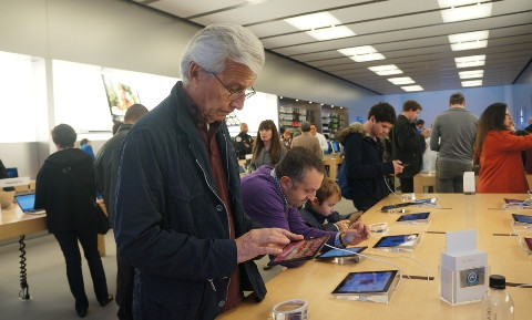 Người già cũng mê New Ipad. Người già cũng mê New Ipad