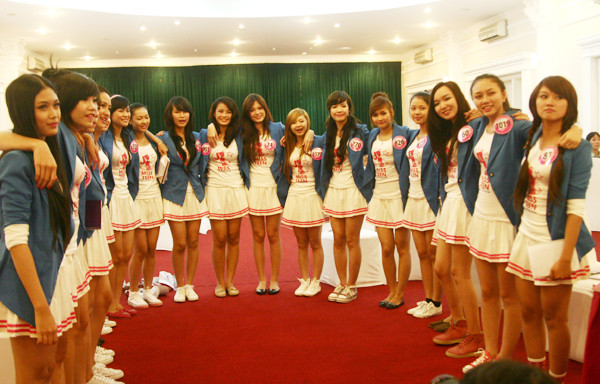 Miss teen trở thành ngôi nhà chung của các bạn trẻ. 20 thí sinh cùng hát bài “Ba ngọn nến lung linh’