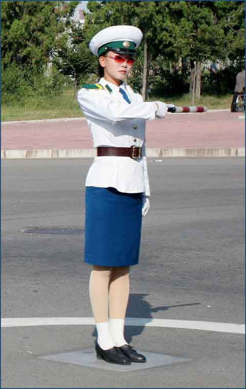 Đến Triều Tiên, ngoài cảnh sắc thiên nhiên lẫn nét đẹp trong sinh hoạt thường ngày của người dân, hẳn nhiều người sẽ ấn tượng mạnh mẽ với họ - những đóa hoa xinh đẹp trong ngành cảnh sát giao thông