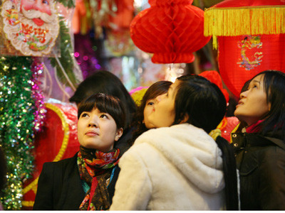 Nhiều bạn trẻ băn khoăn không biết mua sắm gì cho mùa Noel năm nay . Ảnh: Xuân Phú Nhiều bạn trẻ băn khoăn không biết mua sắm gì cho mùa Noel năm nay